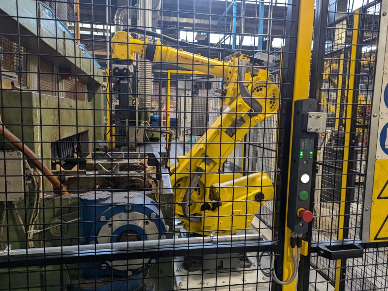 Impianto automatizzato con robot industriale