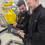 Tecnici Taurus Automation durante formazione su robot industriali