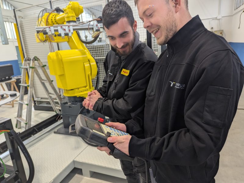 Tecnici Taurus Automation durante formazione su robot industriali