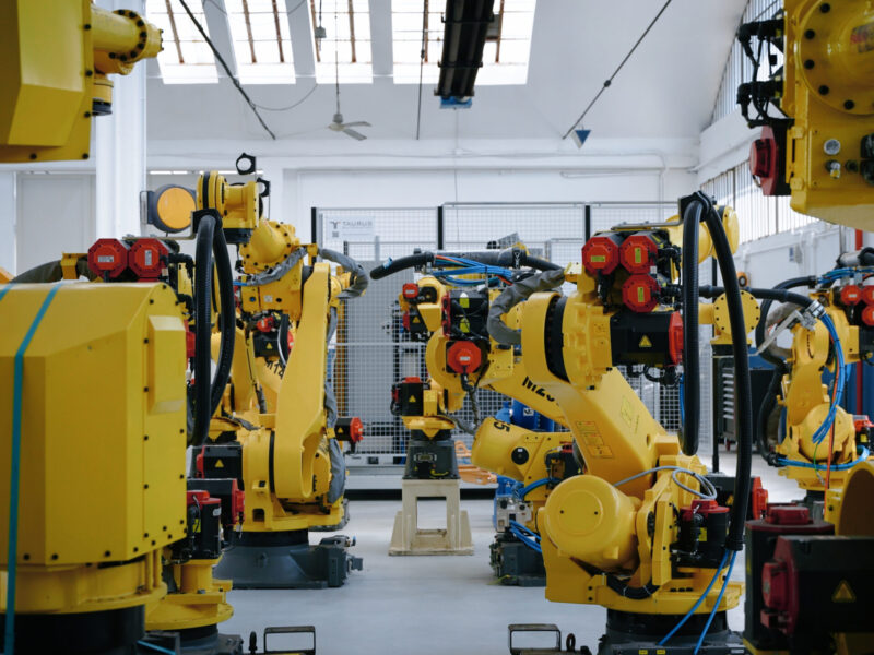 Isola robotizzata con robot ricondizionato in produzione