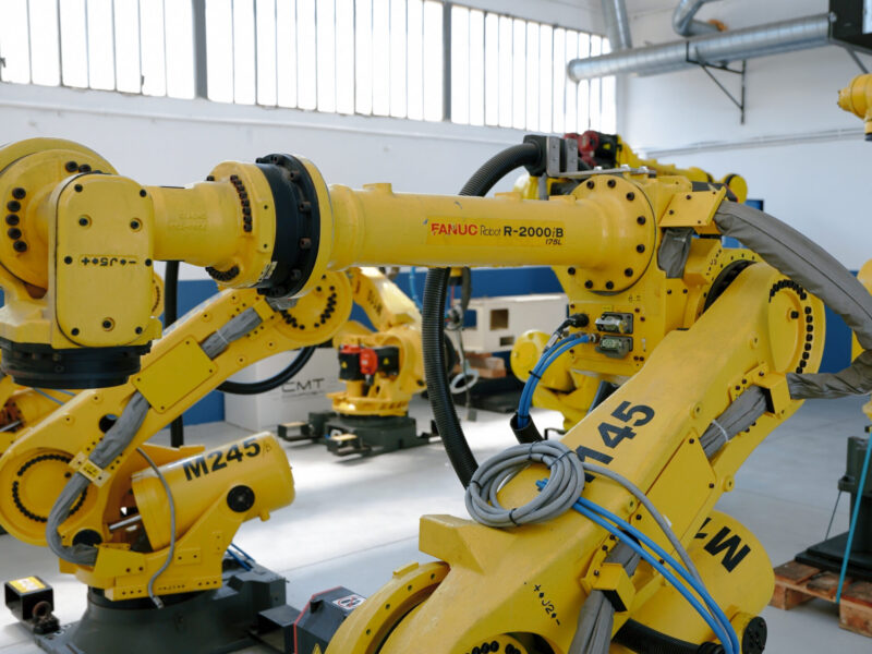 Tecnico Taurus durante il collaudo di un robot ricondizionato con certificazione CE