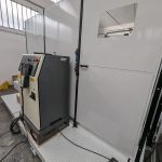 Operatore che programma il percorso del robot per la saldatura TIG tramite software di controllo avanzato