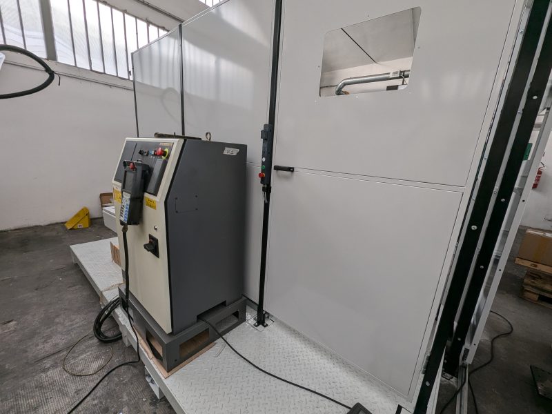 Operatore che programma il percorso del robot per la saldatura TIG tramite software di controllo avanzato