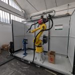 Braccio robotico Fanuc in funzione con tecnologia di insegui giunto per una saldatura precisa e continua