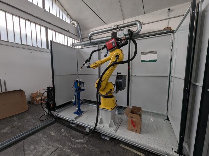 Braccio robotico Fanuc in funzione con tecnologia di insegui giunto per una saldatura precisa e continua