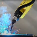 Dettaglio della torcia per saldatura TIG montata sul robot Fanuc all’interno dell’isola automatizzata