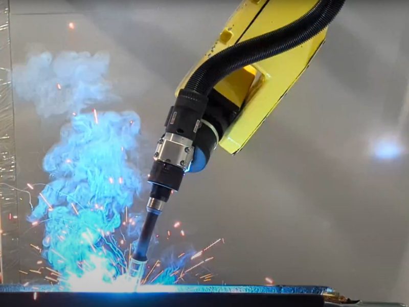 Dettaglio della torcia per saldatura TIG montata sul robot Fanuc all’interno dell’isola automatizzata