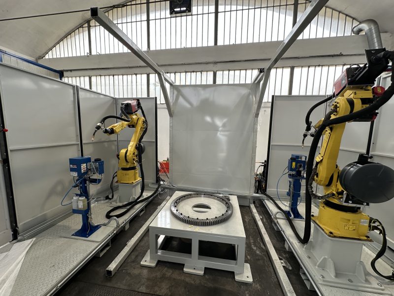 Panoramica dell’isola robotizzata di saldatura TIG per trattamenti meccanici con robot Fanuc rigenerato